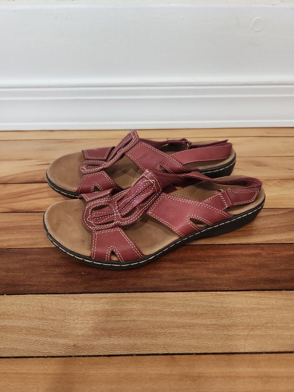Clarks Collection Ultimate Comfort Burgundy Leather T-Strap Sandals Womens 8.5M